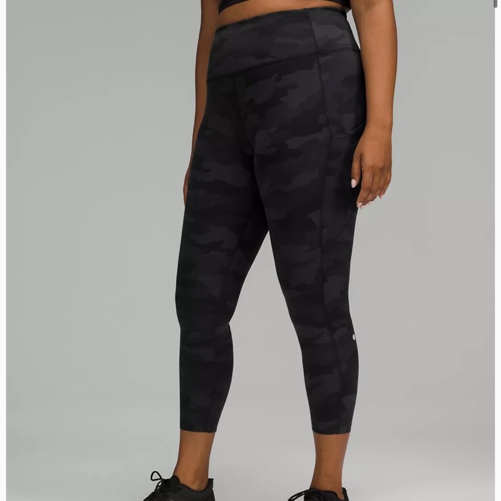Lululemon Fast and Free High-Rise Crop 23"
Size 4 in CAMO PRINT w/ pockets